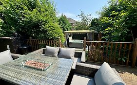 Private All-Weather Hot Tub House, Fire Pit, Free Parking, Near City Centre, Freeman Hospital, Great Transport Links